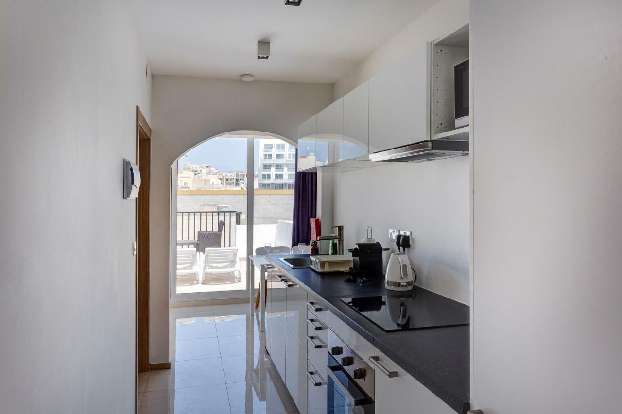 グジラCosy 1Br Penthouse With Terrace, Great Locationアパートメント エクステリア 写真