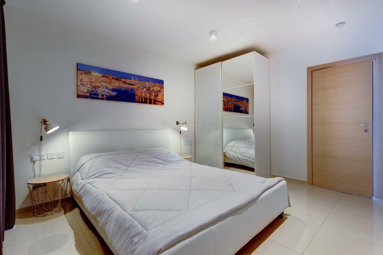グジラCosy 1Br Penthouse With Terrace, Great Locationアパートメント エクステリア 写真