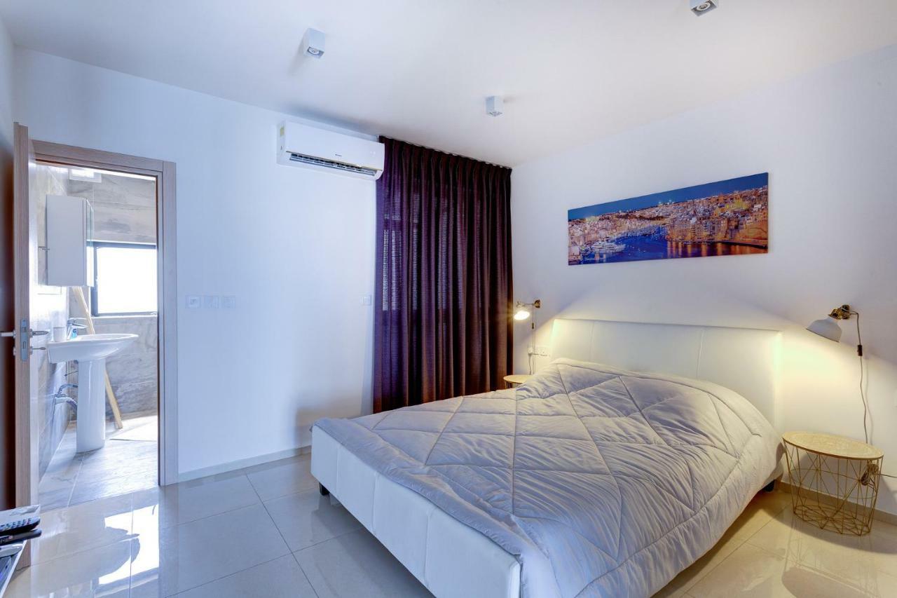 グジラCosy 1Br Penthouse With Terrace, Great Locationアパートメント エクステリア 写真