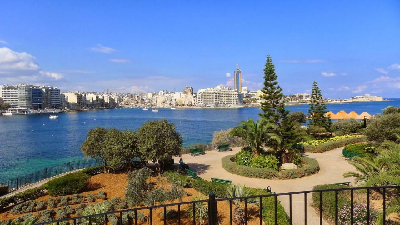 グジラCosy 1Br Penthouse With Terrace, Great Locationアパートメント エクステリア 写真
