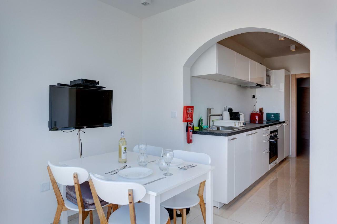 グジラCosy 1Br Penthouse With Terrace, Great Locationアパートメント エクステリア 写真