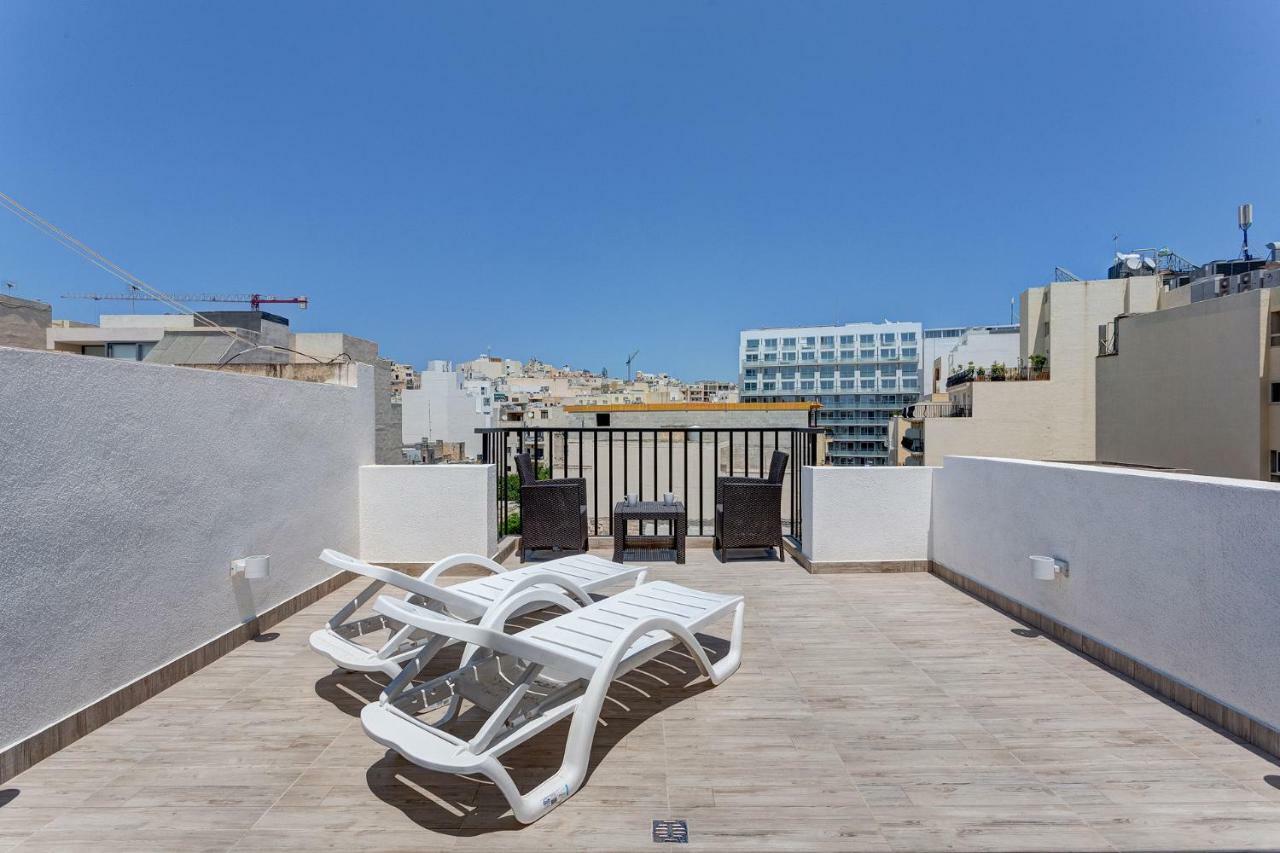 グジラCosy 1Br Penthouse With Terrace, Great Locationアパートメント エクステリア 写真