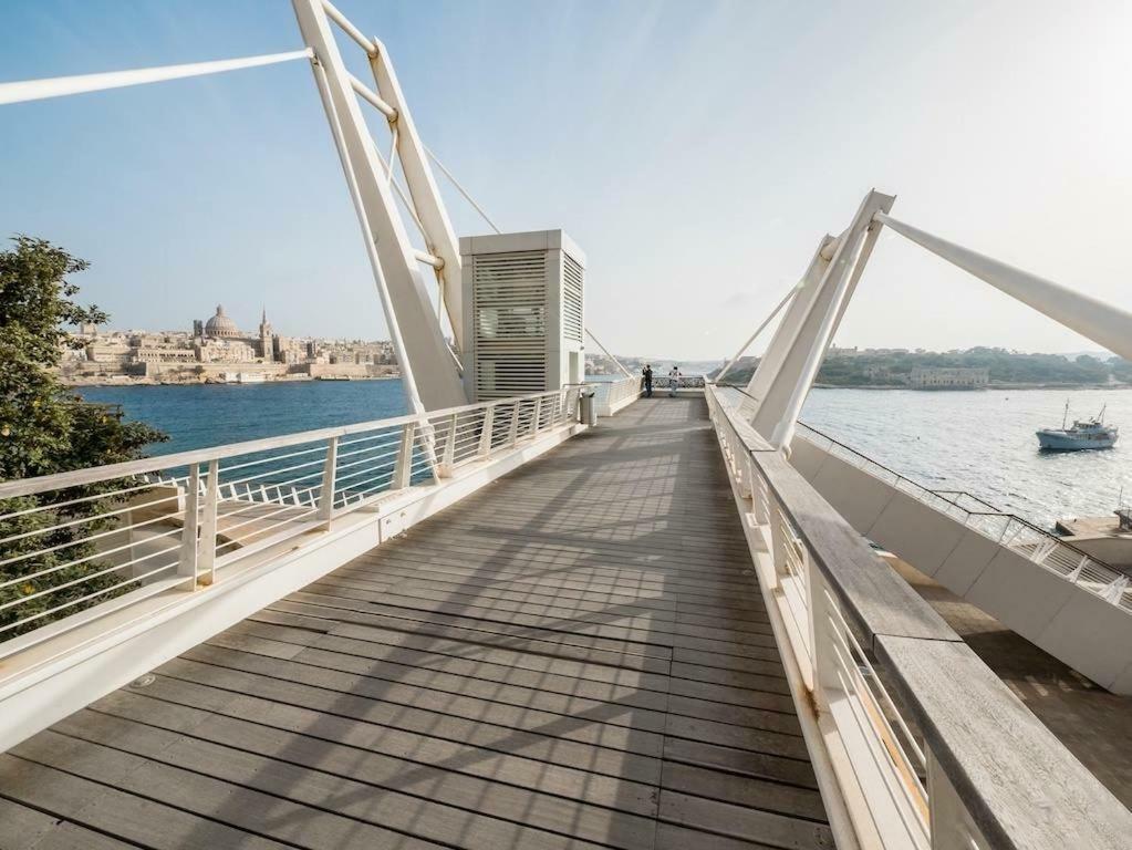 グジラCosy 1Br Penthouse With Terrace, Great Locationアパートメント エクステリア 写真